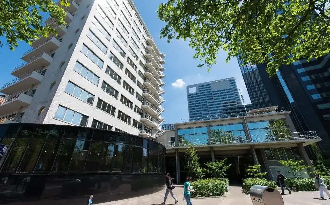 Het HBU-gebouw aan de Coolsingel in Rotterdam